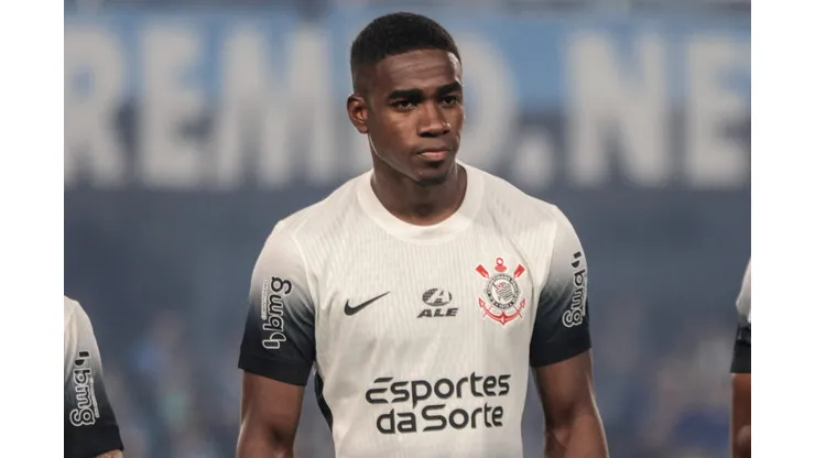 Félix Torres durante confronto contra o Grêmio na Copa do Brasil 2024.