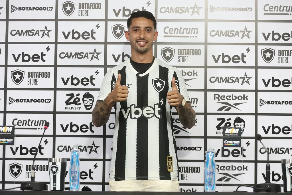 Apresentação de Santiago Rodriguez no Botafogo. Foto: Vitor Silva/Botafogo.