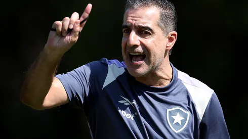 Foto: Vitor Silva/Botafogo - Renato Paiva durante treinamento do Botafogo.