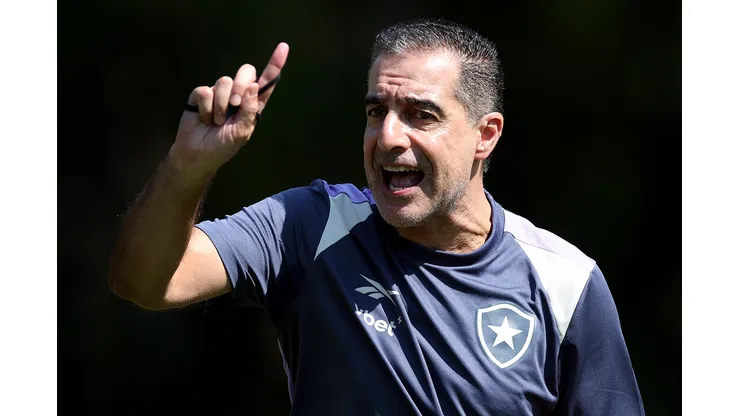 Foto: Vitor Silva/Botafogo - Renato Paiva durante treinamento do Botafogo.