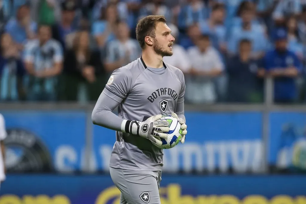 Lucas Perri atuando no Botafogo durante partida contra o Grêmio pelo campeonato Brasileiro A 2023. Foto: Pedro H. Tesch/AGIF