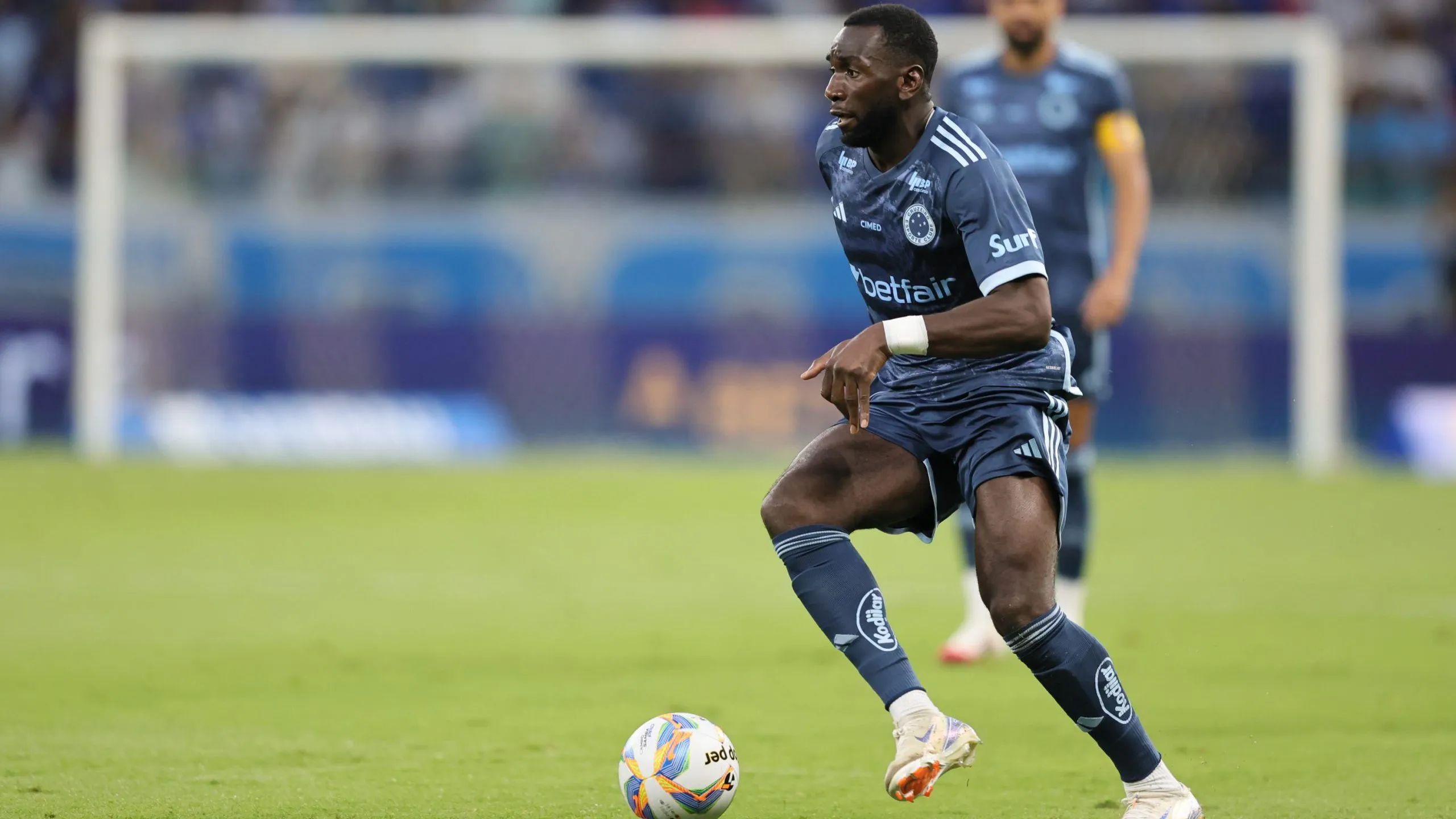 Bolasie jogador do Cruzeiro durante partida contra o Uberlândia pelo campeonato Mineiro 2025. Foto: Gilson Lobo/AGIF