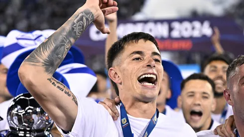 Valentín Gómez, do Velez Sarsfield, comemora após vencer o torneio após a partida da Liga Profissional 2024 entre Velez Sarsfield e Huracan no Estádio José Amalfitani em 15 de dezembro de 2024 em Buenos Aires, Argentina. (Foto: Rodrigo Valle/Getty Images)