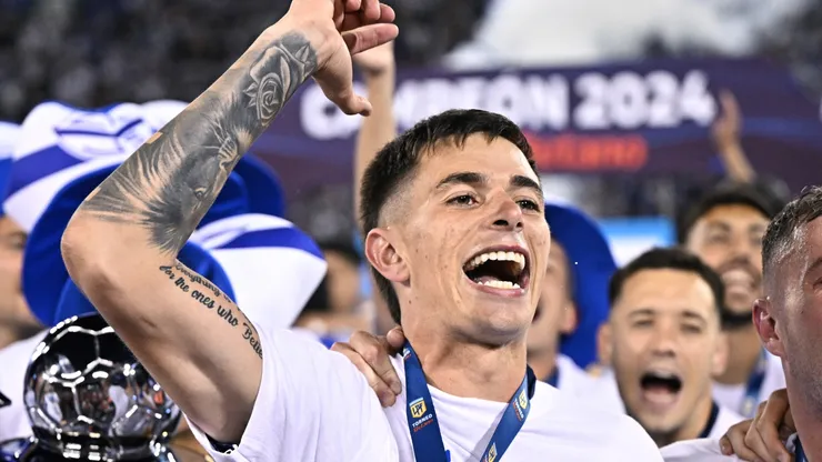 Valentín Gómez, do Velez Sarsfield, comemora após vencer o torneio após a partida da Liga Profissional 2024 entre Velez Sarsfield e Huracan no Estádio José Amalfitani em 15 de dezembro de 2024 em Buenos Aires, Argentina. (Foto: Rodrigo Valle/Getty Images)