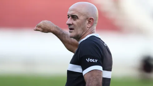 Itamar Schulle tecnico do Santa Cruz durante treino no Estadio do Arruda em Recife (PE). A equipe se prepara para enfrentar o Sport pela semi-final do campeonato pernambucano 2025. Foto: Marlon Costa/AGIF