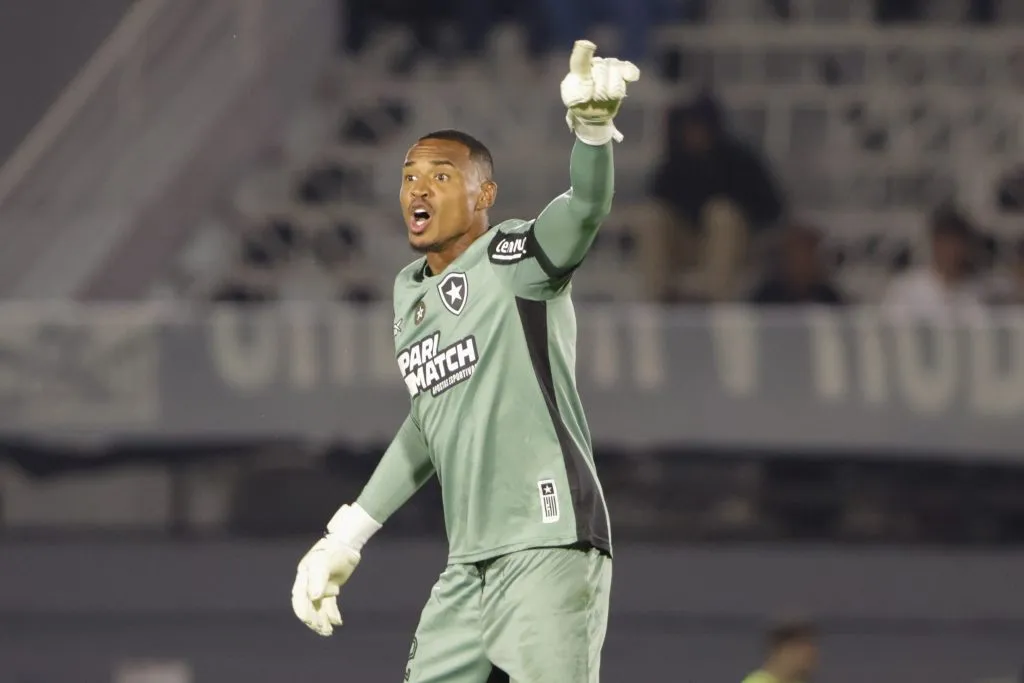 SP – BRAGANCA PAULISTA – 26/10/2024 – BRASILEIRO A 2024, BRAGANTINO X BOTAFOGO – John Victor goleiro do Botafogo durante partida contra o Bragantino no estadio Nabi Abi Chedid pelo campeonato Brasileiro A 2024. Foto: Joisel Amaral/AGIF