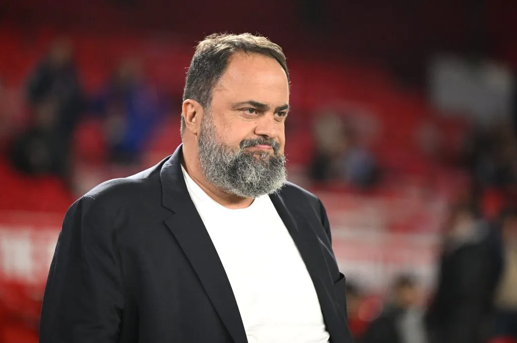 Evangelos Marinakis, empresário grego e proprietário do Nottingham Forest, observa antes da partida da Premier League entre o Nottingham Forest FC e o Liverpool FC no City Ground em 14 de janeiro de 2025 em Nottingham, Inglaterra. (Foto de Michael Regan/Getty Images)