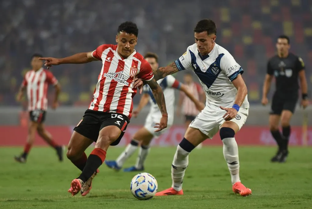Tiago Palacios, do Estudiantes, disputa a posse de bola com Valentin Gomez, do Velez Sarsfield, durante a partida do Trofeo de Campeones entre Velez Sarsfield e Estudiantes no Estádio Único Madre de Ciudades, em 21 de dezembro de 2024, em Santiago del Estero, Argentina. (Foto: Joaquín Camiletti/Getty Images)