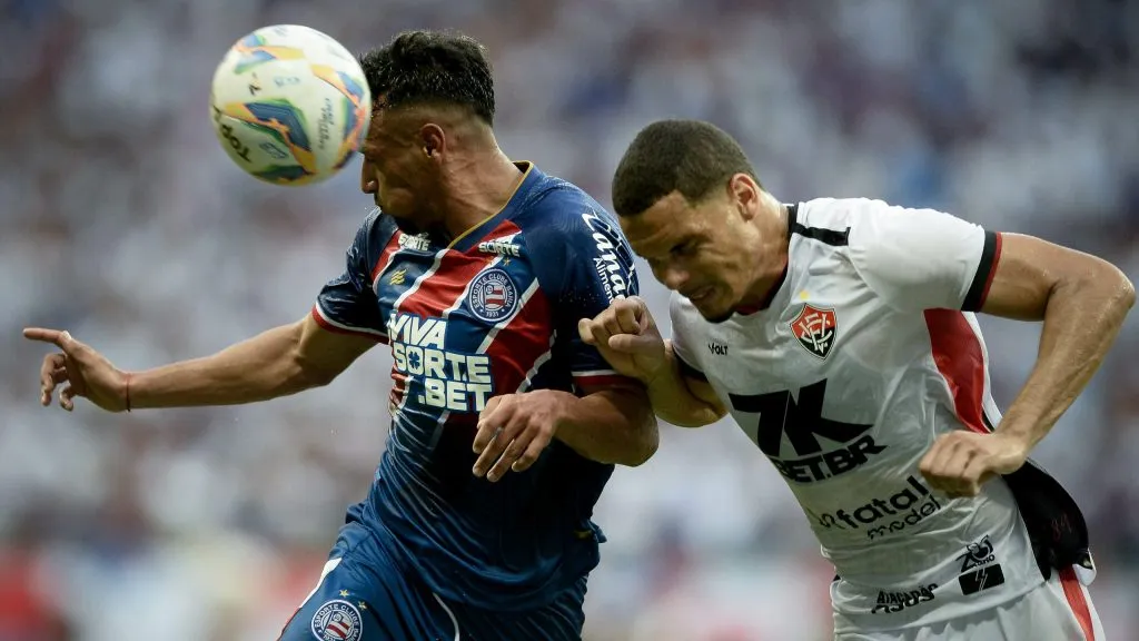 Lucho jogador do Bahia disputa lance com Neris jogador do Vitoria durante partida no estadio Arena Fonte Nova pelo campeonato Baiano 2025. Foto: Jhony Pinho/AGIF