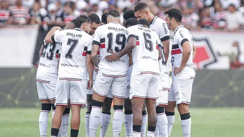 Jogadores do Santa Cruz durante entrada em campo para partida contra o Sport no estadio Arruda pelo campeonato Pernambucano 2025. Foto: Rafael Vieira/AGIF