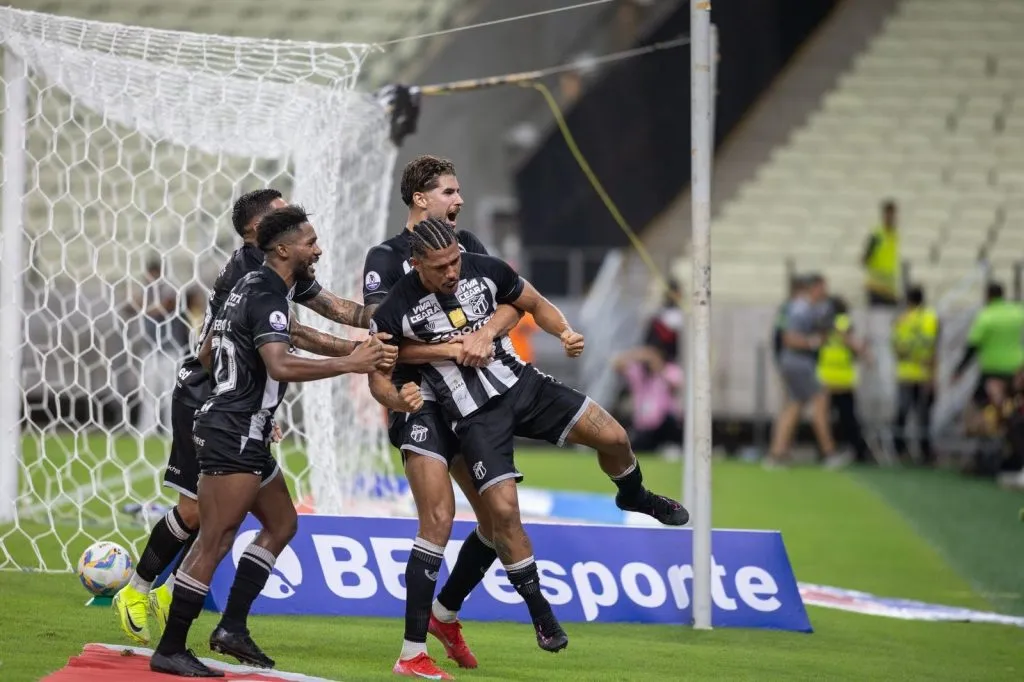 Fernando Sobral jogador do Ceara comemora seu gol durante partida contra o Fortaleza no estadio Arena Castelao pelo campeonato Cearense 2025. Foto: Baggio Rodrigues/AGIF