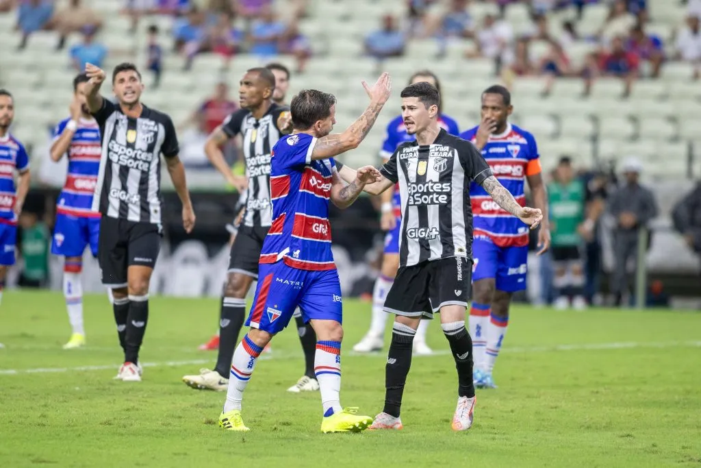 Jogador do Fortaleza disputa lance com jogador do Ceara durante partida no estadio Arena Castelao pelo campeonato Cearense 2025. Foto: Baggio Rodrigues/AGIF