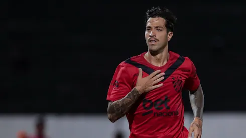 Fabricio Dominguez jogador do Sport comemora seu gol durante partida contra o Santa Cruz no estadio Arruda pelo campeonato Pernambucano 2025. Foto: Rafael Vieira/AGIF