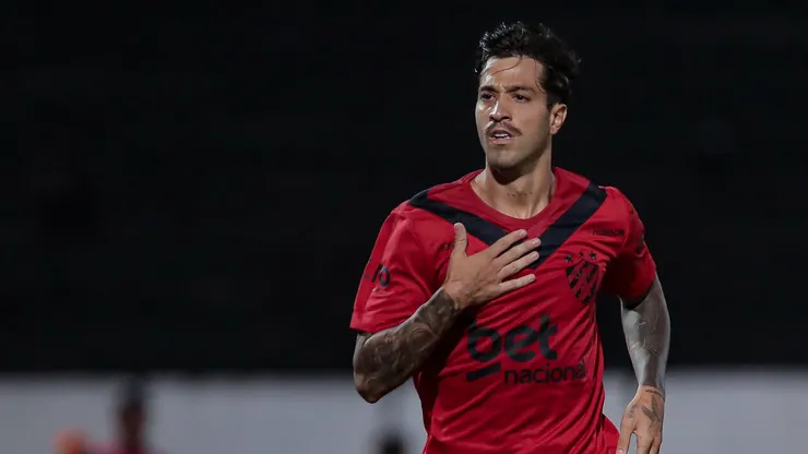 Fabricio Dominguez jogador do Sport comemora seu gol durante partida contra o Santa Cruz no estadio Arruda pelo campeonato Pernambucano 2025. Foto: Rafael Vieira/AGIF