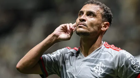 Alan Patrick durante confronto contra o Atlético-MG no Brasileirão 2024.
