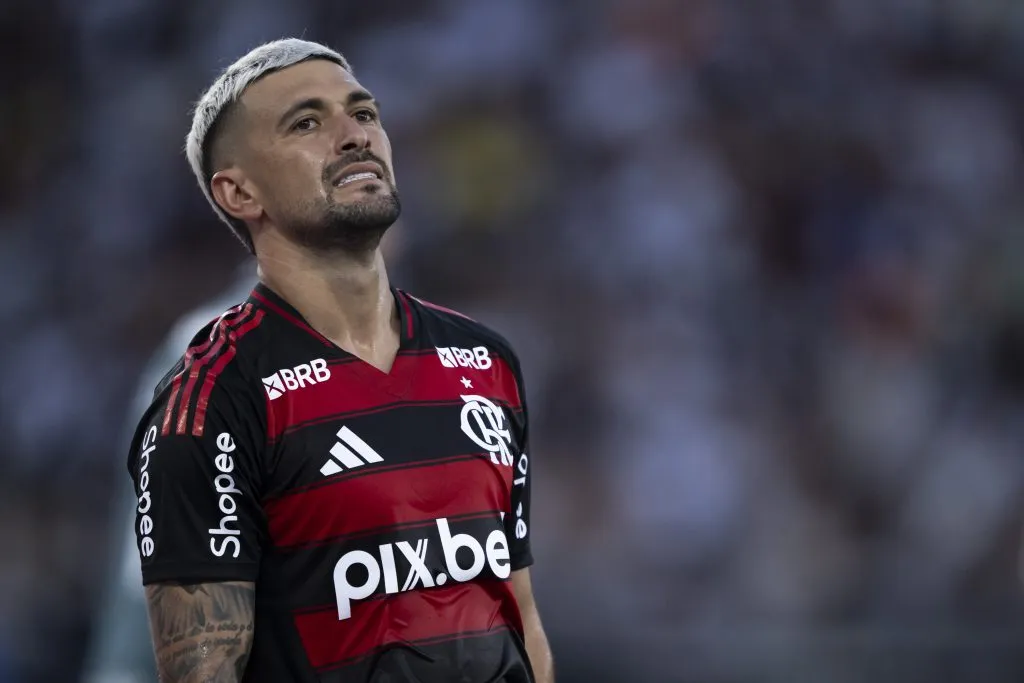 RJ – RIO DE JANEIRO – 01/03/2025 – CARIOCA 2025, VASCO X FLAMENGO – Arrascaeta jogador do Vasco lamenta durante partida contra o Flamengo no estadio Engenhao pelo campeonato Carioca 2025. Foto: Jorge Rodrigues/AGIF