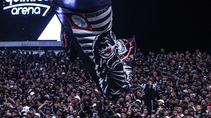 Torcida do Corinthians provoca o Palmeiras. Foto: Marcello Zambrana/AGIF