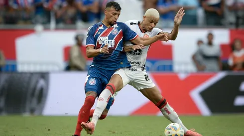 Lucho jogador do Bahia disputa lance com Janderson jogador do Vitoria durante partida no estadio Arena Fonte Nova pelo campeonato Baiano 2025. Foto: Jhony Pinho/AGIF