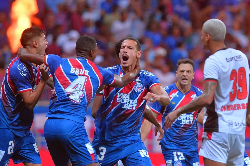 Gabriel Xavier, jogador do Bahia comemora seu gol com jogadores do seu time durante partida contra o Vitoria no estadio Arena Fonte Nova pelo campeonato Baiano 2025. Foto: Walmir Cirne/AGIF
