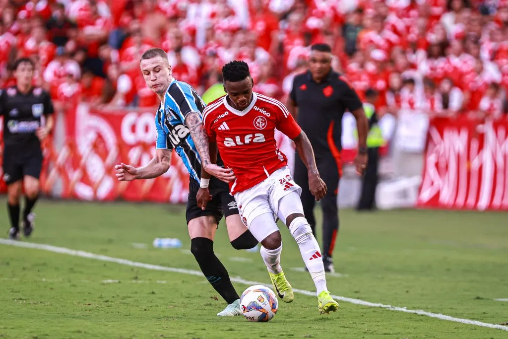 Johan Carbonero jogador do Internacional disputa lance com Igor Serrote jogador do Gremio durante partida no estadio Beira-Rio pelo campeonato Gaucho 2025. Foto: Maxi Franzoi/AGIF