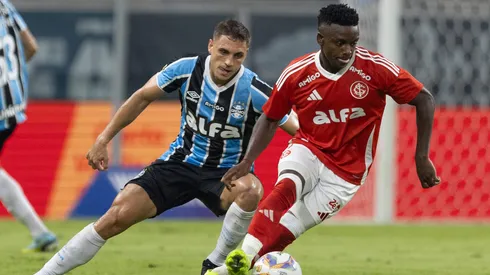 Christian jogador do Gremio disputa lance com Carbonero jogador do Internacional durante partida no estadio Arena do Gremio pelo campeonato Gaucho 2025.