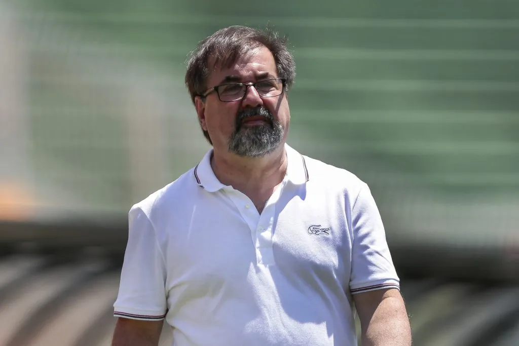 SAO PAULO – SP – 12/10/16 – TREINO DO SAO PAULO – O gerente de futebol Dr. Marco Aurelio Cunha durante treino do Sao Paulo no Estadio do Pacaembu. Foto: Ale Cabral/AGIF
