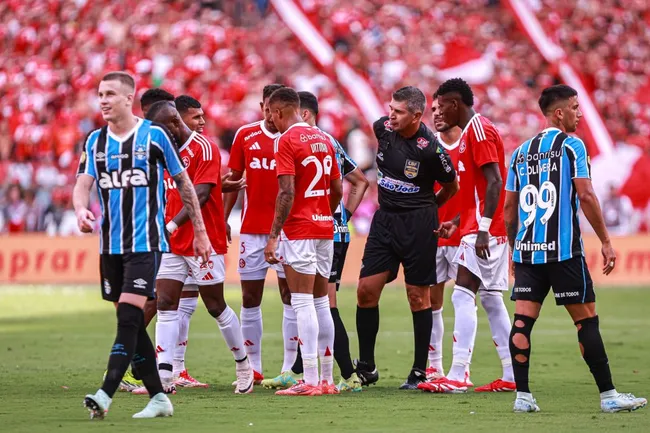 Jogadores de Internacional e Grêmio durante partida no Beira-Rio pelo Campeonato Gaúcho de 2025. Foto: Maxi Franzoi/AGIF