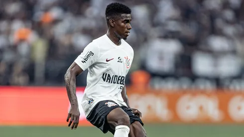 Félix Torres durante partida diante do Atlético-MG no Campeonato Brasileiro de 2024.
