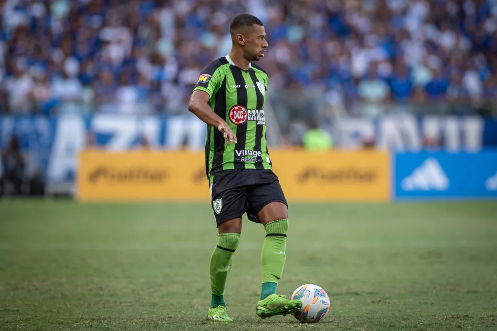 Fabinho jogador do América-MG durante partida contra o Cruzeiro Mineirão pelo campeonato Mineiro 2025. Foto: Alessandra Torres/AGIF