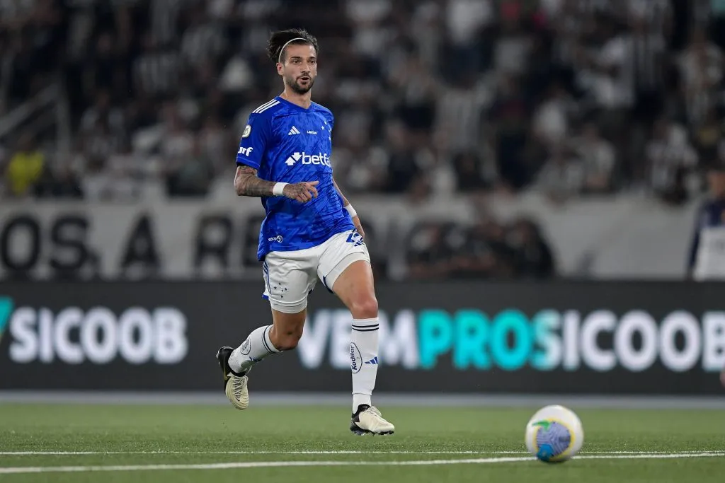Lautaro Diaz jogador do Cruzeiro durante partida contra o Botafogo pelo campeonato Brasileiro A 2024. Foto: Thiago Ribeiro/AGIF