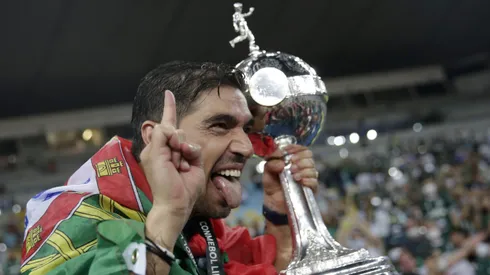 Abel Ferreira com a taça da Copa Libertadores. (Photo by Ricardo Moraes - Pool/Getty Images)