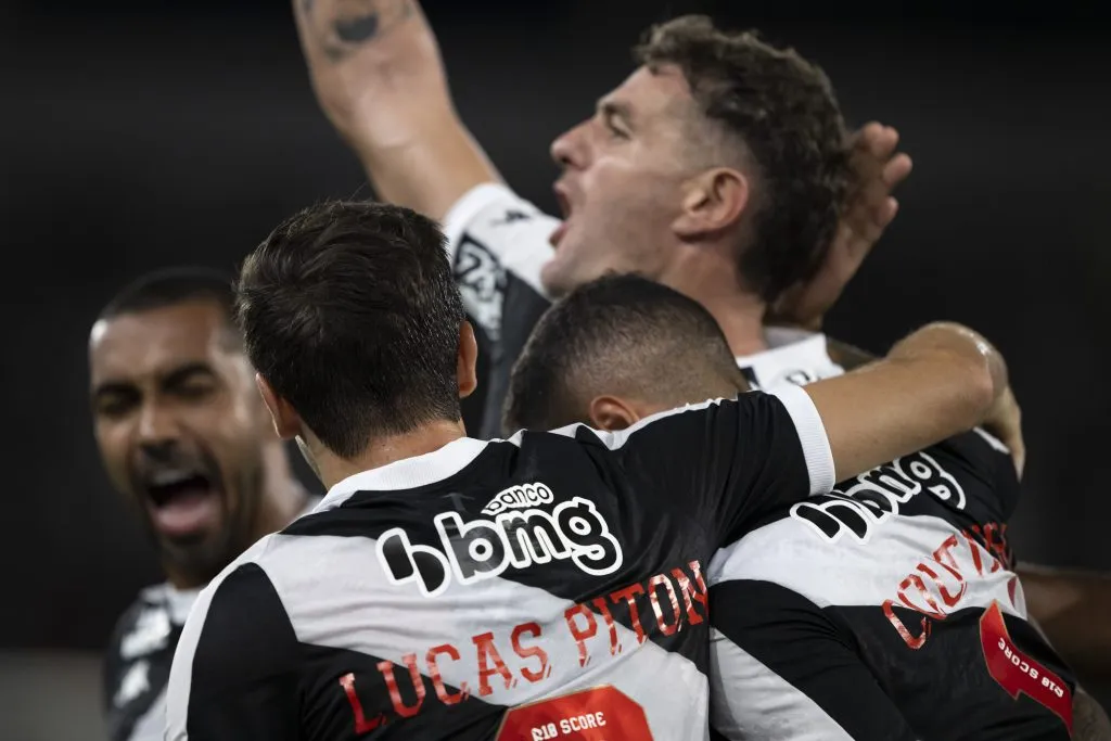Coutinho jogador do Vasco comemora seu gol com Vegetti jogador da sua equipe durante partida contra o Nova Iguacu no estadio Engenhao pelo campeonato Copa Do Brasil 2025. Foto: Jorge Rodrigues/AGIF