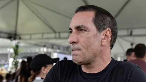 RJ - Rio de Janeiro - 09/01/2023 - ROBERTO DINAMITE, VELORIO - Edmundo ex-jogador durante velorio do ex-jogador de futebol Roberto Dinamite, realizado no estadio de Sao Januario. Roberto Dinamite considerado um dos maiores idolos do Vasco da Gama faleceu aos 68 anos no domingo (8) em decorrencia de um Tumor. Foto: Thiago Ribeiro/AGIF
