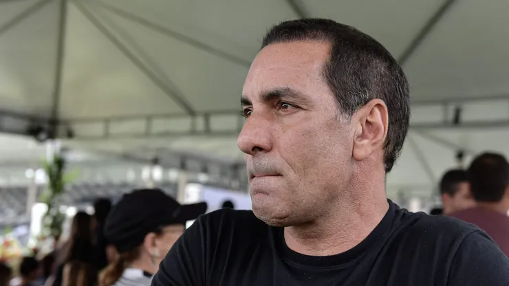 RJ - Rio de Janeiro - 09/01/2023 - ROBERTO DINAMITE, VELORIO - Edmundo ex-jogador durante velorio do ex-jogador de futebol Roberto Dinamite, realizado no estadio de Sao Januario. Roberto Dinamite considerado um dos maiores idolos do Vasco da Gama faleceu aos 68 anos no domingo (8) em decorrencia de um Tumor. Foto: Thiago Ribeiro/AGIF