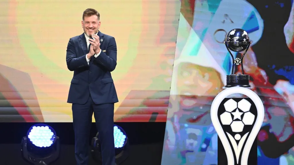 Presidente da Conmebol manda indireta para Textor (Photo by Christian Alvarenga/Getty Images)