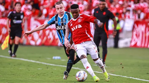 Johan Carbonero jogador do Internacional disputa lance com Igor Serrote jogador do Gremio durante partida no estadio Beira-Rio pelo campeonato Gaucho 2025.