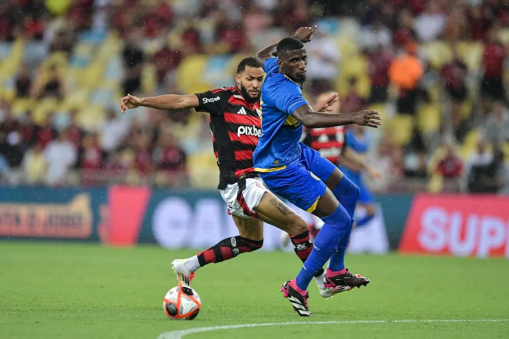– Juninho jogador do Flamengo disputa lance com Thuram jogador do Sampaio Corrêa-RJ pelo campeonato Carioca 2025. Foto: Thiago Ribeiro/AGIF