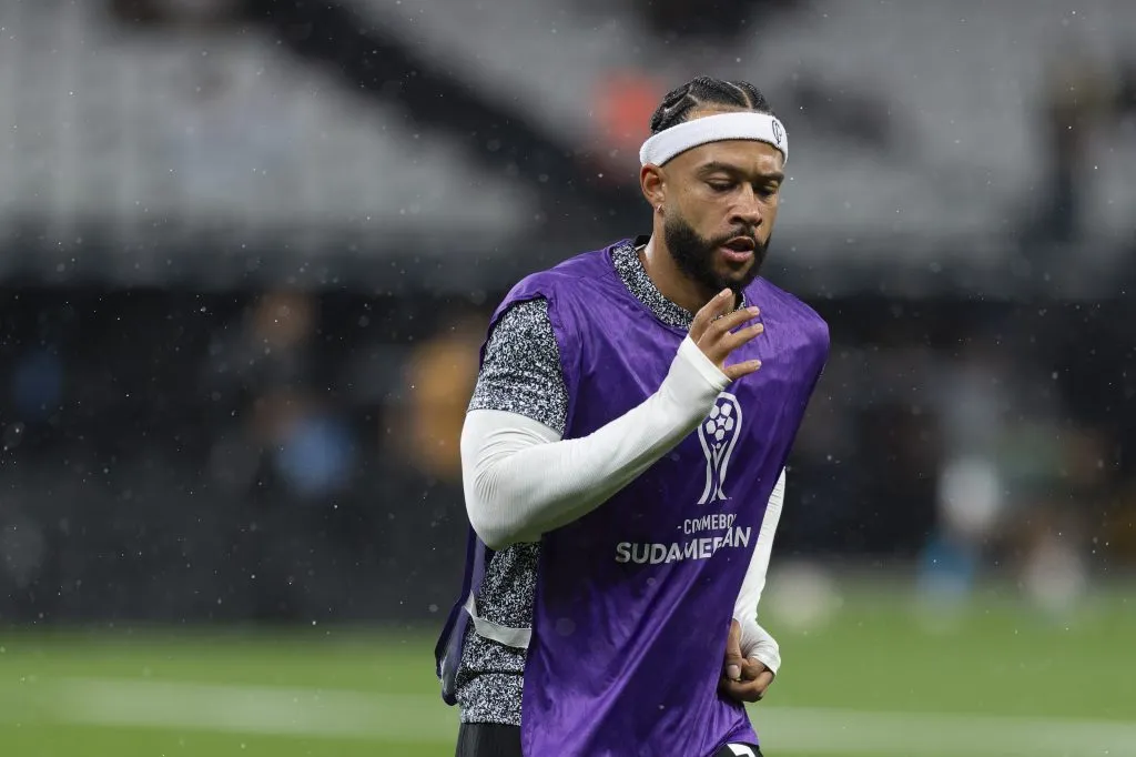 Memphis Depay jogador do Corinthians durante partida contra o Racing na Arena Corinthians pelo campeonato Copa Sul-Americana 2024. Foto: Anderson Romao/AGIF