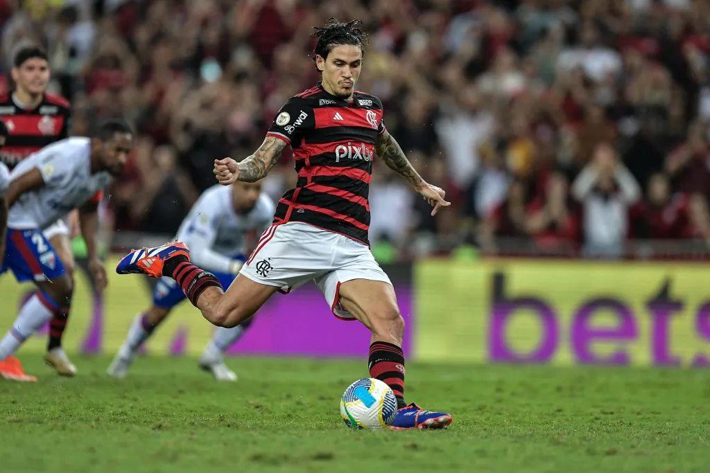 Pedro jogador do Flamengo durante partida contra o Fortaleza pelo campeonato Brasileiro A 2024. Foto: Thiago Ribeiro/AGIF
