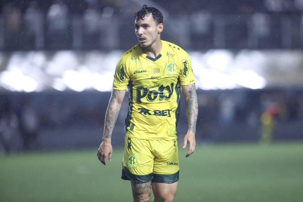 Zeca jogador do Mirassol durante partida contra o Santos na Vila Belmiro pelo campeonato Paulista 2025. Foto: Reinaldo Campos/AGIF