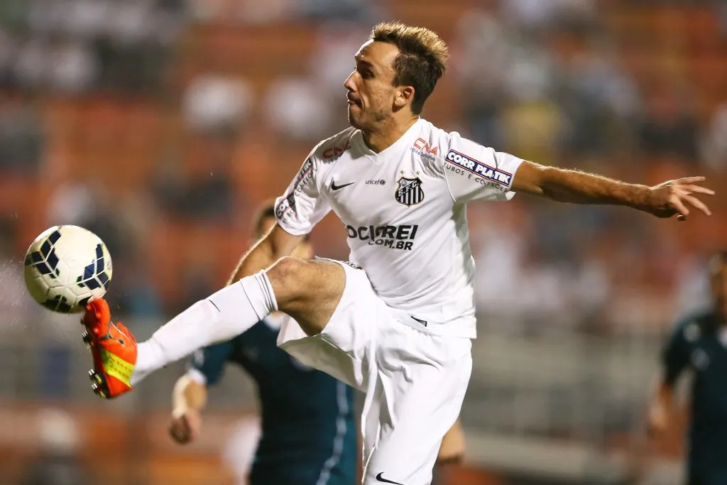 SAO PAULO, BRAZIL – SEPTEMBER 28: Thiago Ribeiro of Santos during a match between Santos and Goias of Brasileirao Series A 2014 at Pacaembu Stadium on September 28, 2014 in Sao Paulo, Brazil. (Photo by Wagner Carmo/Getty Images)