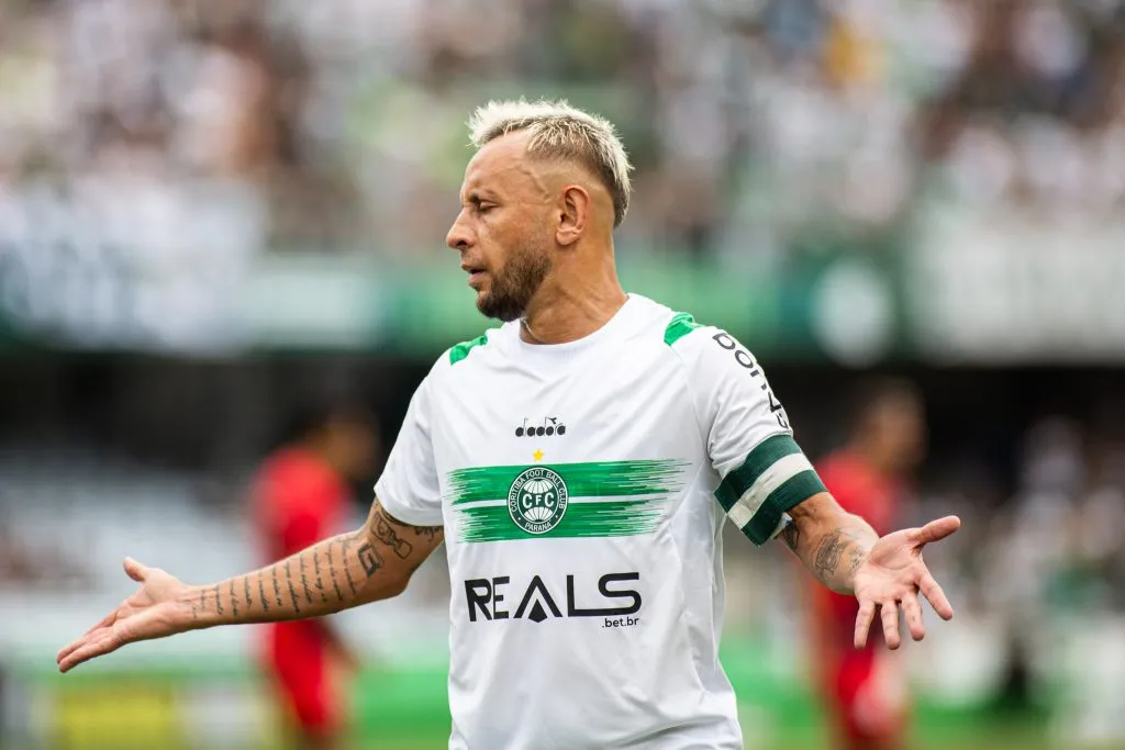 PR – CURITIBA – 25/01/2025 – PARANAENSE 2025, CORITIBA X ATHLETICO-PR –  Rafinha jogador do Coritiba durante partida contra o Athletico-PR no estadio Couto Pereira pelo campeonato Paranaense 2025. Foto: Luis Garcia/AGIF