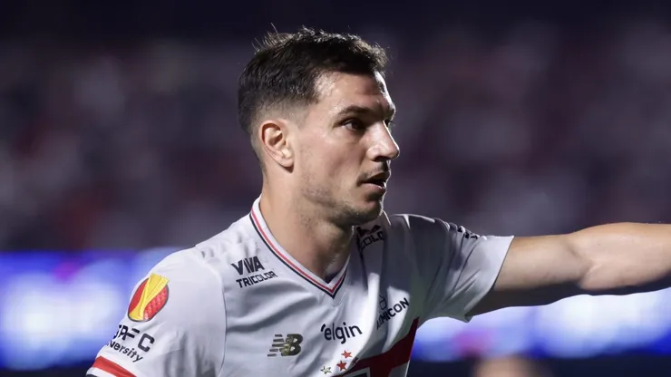 Cédric Soares vai renovar com o São Paulo.