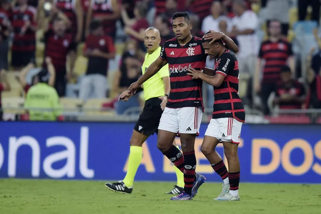 RJ – RIO DE JANEIRO – 02/10/2024 – COPA DO BRASIL 2024, FLAMENGO X CORINTHIANS – Alex Sandro jogador do Flamengo comemora seu gol durante partida contra o Corinthians no estadio Maracana pelo campeonato Copa Do Brasil 2024. Foto: Alexandre Loureiro/AGIF