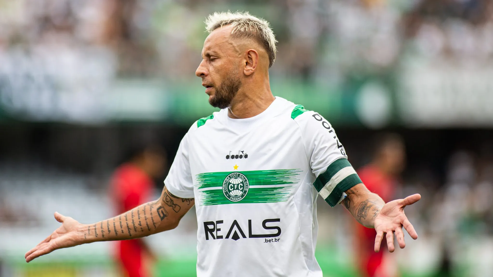 PR – CURITIBA – 25/01/2025 – PARANAENSE 2025, CORITIBA X ATHLETICO-PR – Rafinha jogador do Coritiba durante partida contra o Athletico-PR no estadio Couto Pereira pelo campeonato Paranaense 2025. Foto: Luis Garcia/AGIF