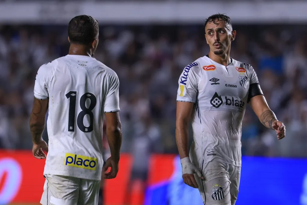 SP – SANTOS – 01/02/2025 – PAULISTA 2025, SANTOS X SAO PAULO – Diego Pituca jogador do Santos durante partida contra o Sao Paulo no estadio Vila Belmiro pelo campeonato Paulista 2025. Foto: Marcello Zambrana/AGIF