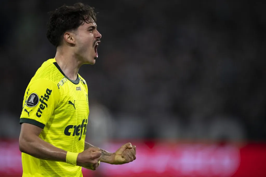 RJ – RIO DE JANEIRO – 14/08/2024 – COPA LIBERTADORES 2024, BOTAFOGO X PALMEIRAS – Mauricio jogador do Palmeiras comemora seu gol durante partida contra o Botafogo no estadio Engenhao pelo campeonato Copa Libertadores 2024. Foto: Jorge Rodrigues/AGIF
