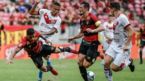 Yan Souza jogador do Sport disputa lance com jogador do Vitoria durante partida no estadio Arena Pernambuco pelo campeonato Copa do Nordeste 2020 Foto: Paulo Paiva/AGIF