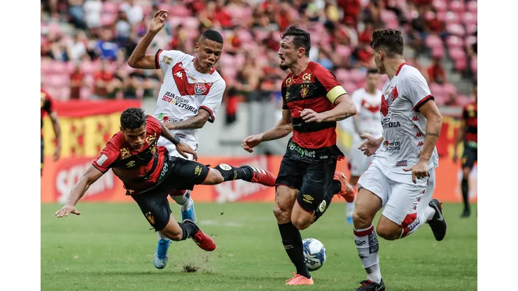 Yan Souza jogador do Sport disputa lance com jogador do Vitoria durante partida no estadio Arena Pernambuco pelo campeonato Copa do Nordeste 2020 Foto: Paulo Paiva/AGIF