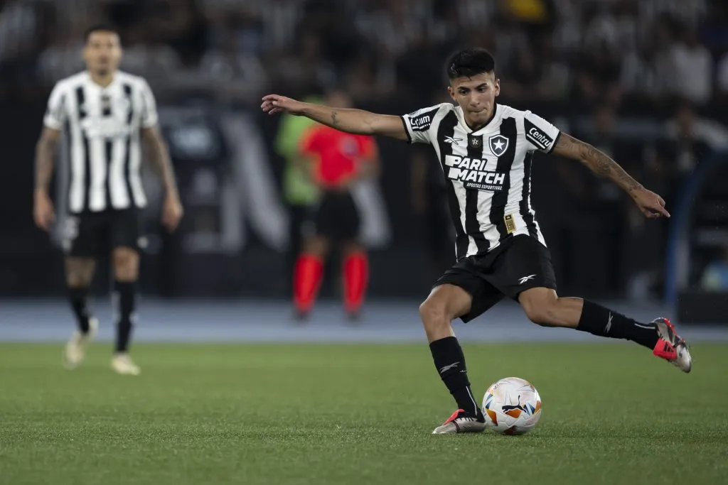 RJ – RIO DE JANEIRO – 23/10/2024 – COPA LIBERTADORES 2024, BOTAFOGO X PENAROL – Thiago Almada jogador do Botafogo durante partida contra o Penarol no estadio Engenhao pelo campeonato Copa Libertadores 2024. Foto: Jorge Rodrigues/AGIF